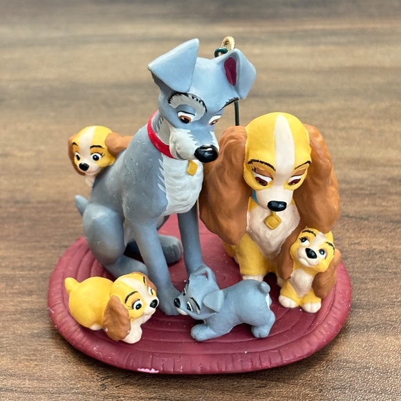Hallmark Keepsake Ornament Walt Disney's LADY & THE TRAMP Family Portrait 1999 - Picture 3 of 11